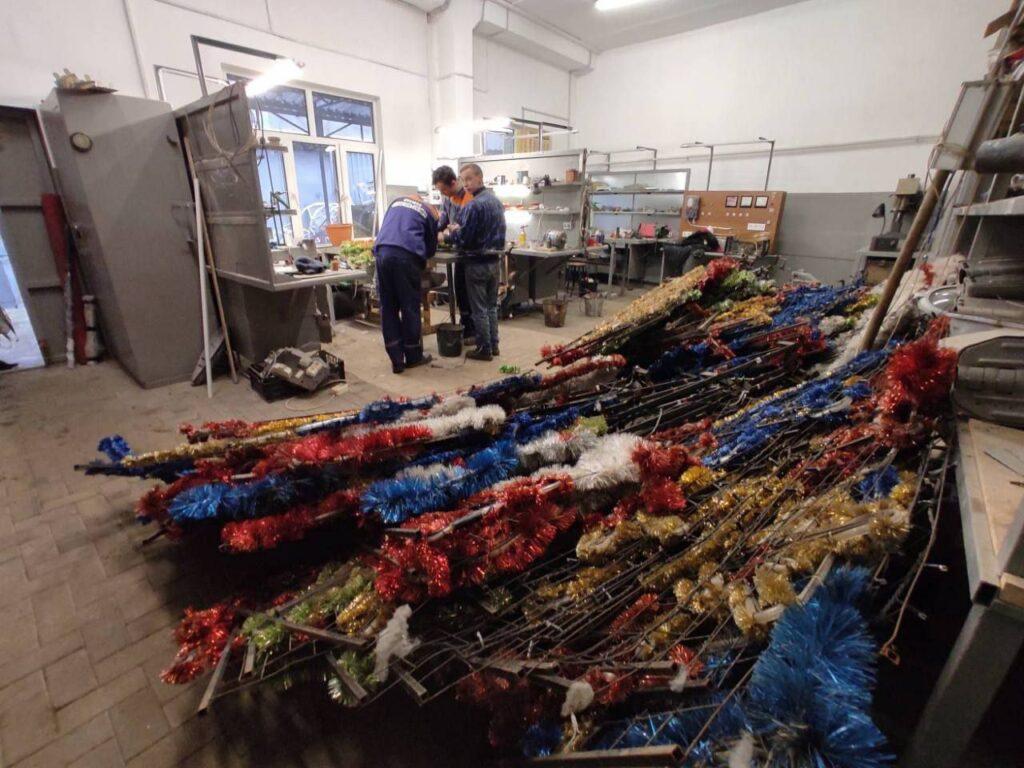 Одесу розпочали прикрашати до різдвяних та новорічних свят Одессу начали украшать к рождественским и новогодним праздникам