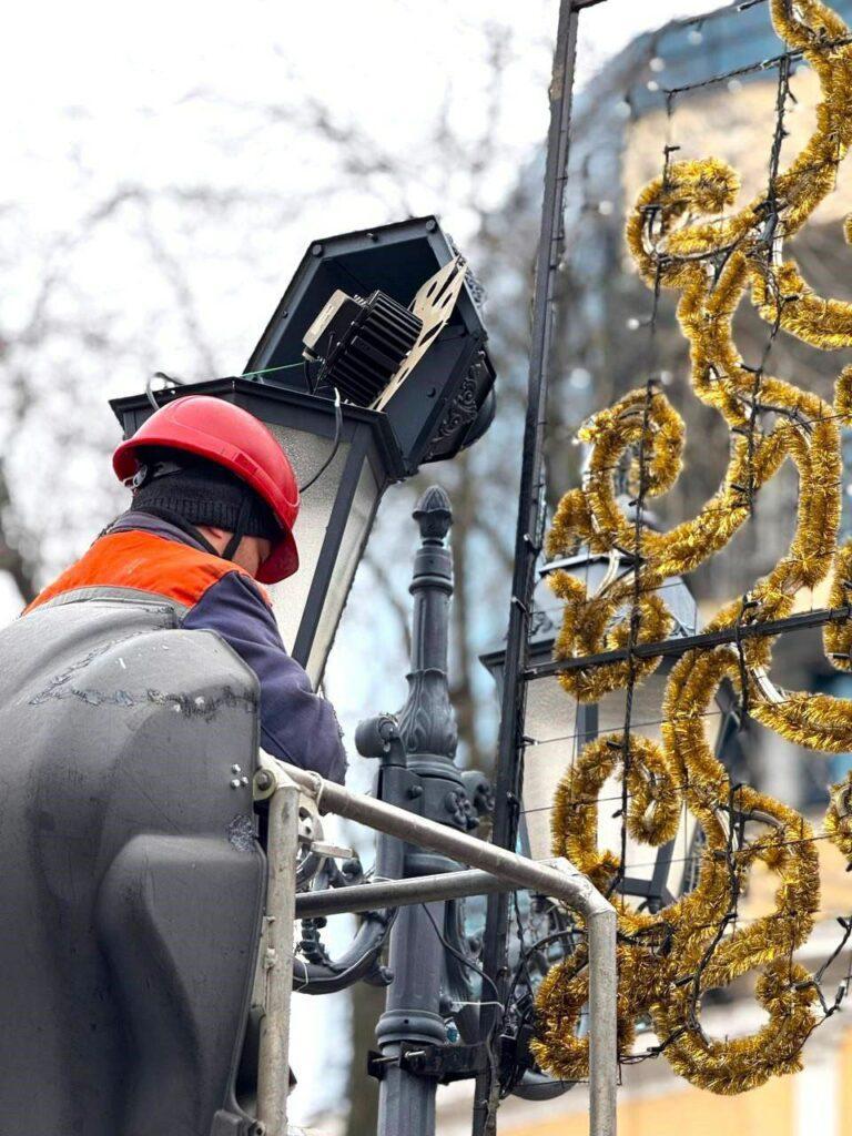 Одесу розпочали прикрашати до різдвяних та новорічних свят Одессу начали украшать к рождественским и новогодним праздникам