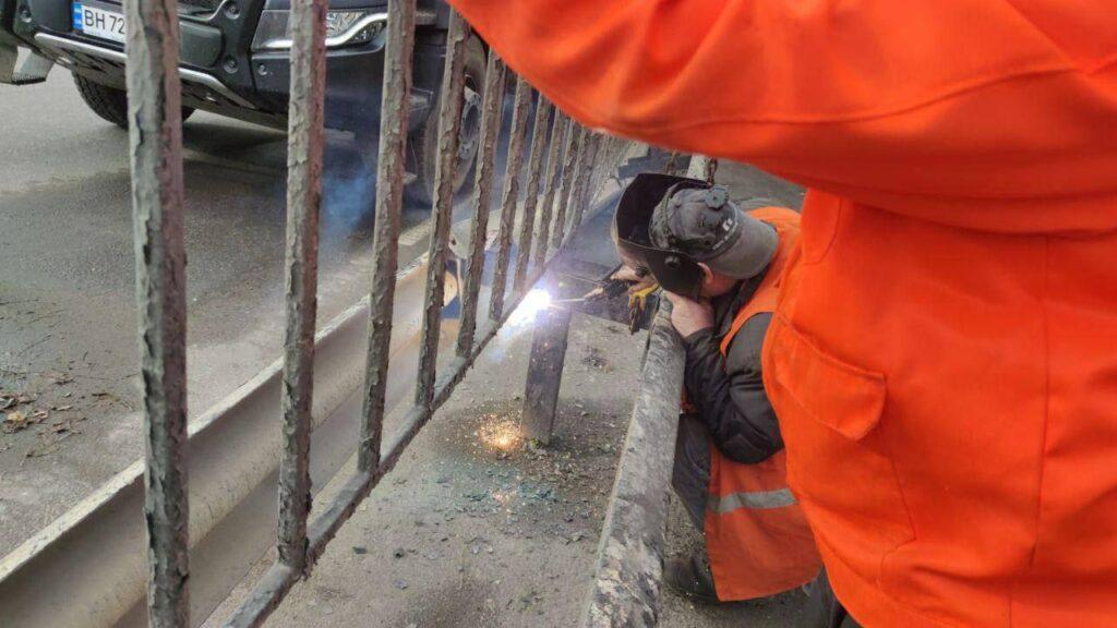 Одеські комунальники відновили пошкоджену внаслідок ДТП бар’єрну огорожу