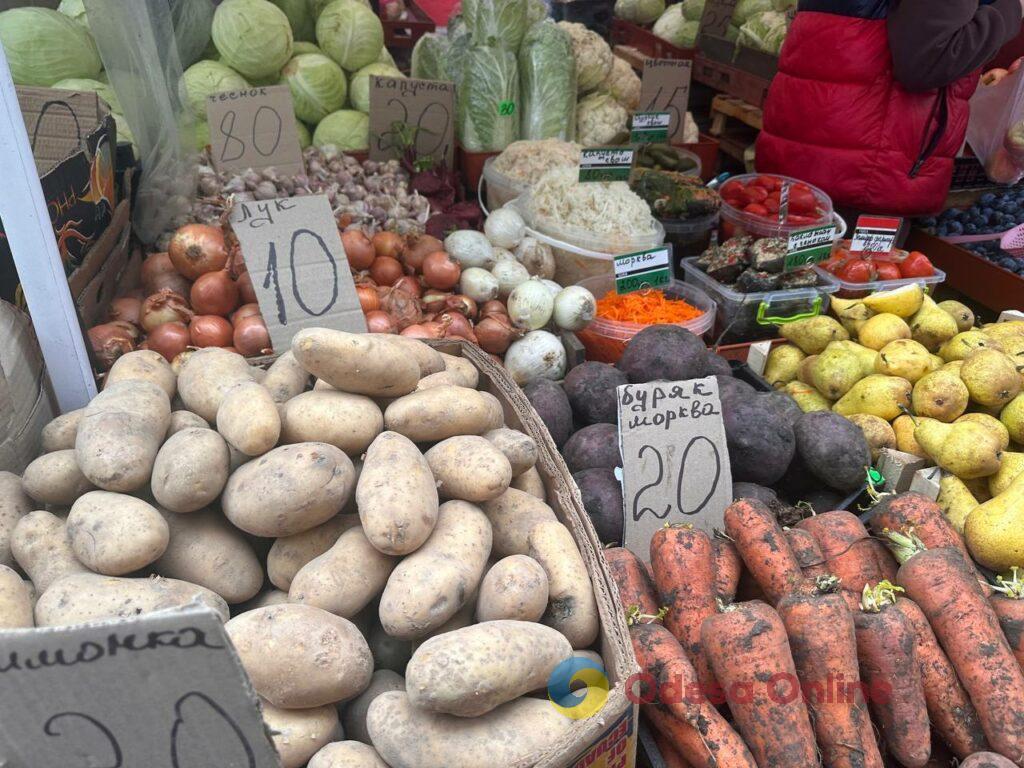 Шарон, грудинка та гриби: суботні ціни на одеському Привозі