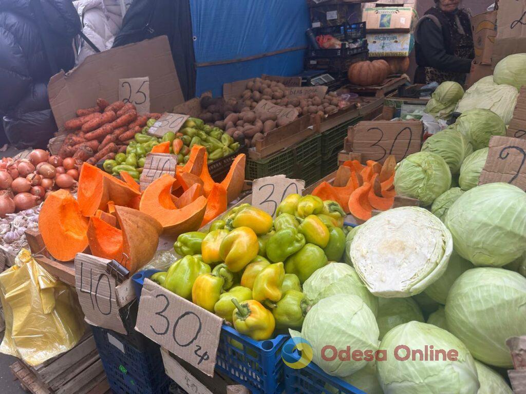 Шарон, грудинка та гриби: суботні ціни на одеському Привозі