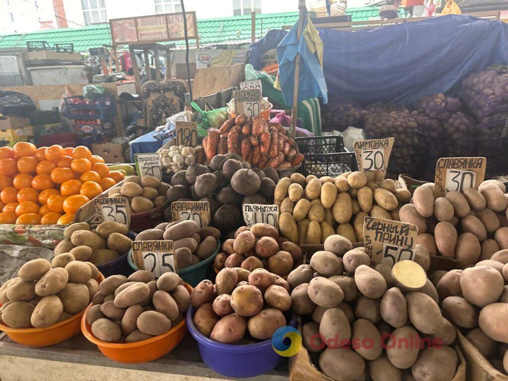 Шарон, грудинка та гриби: суботні ціни на одеському Привозі