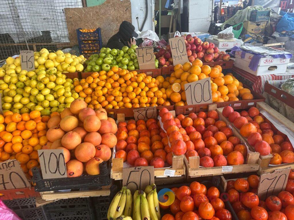 Шарон, грудинка та гриби: суботні ціни на одеському Привозі