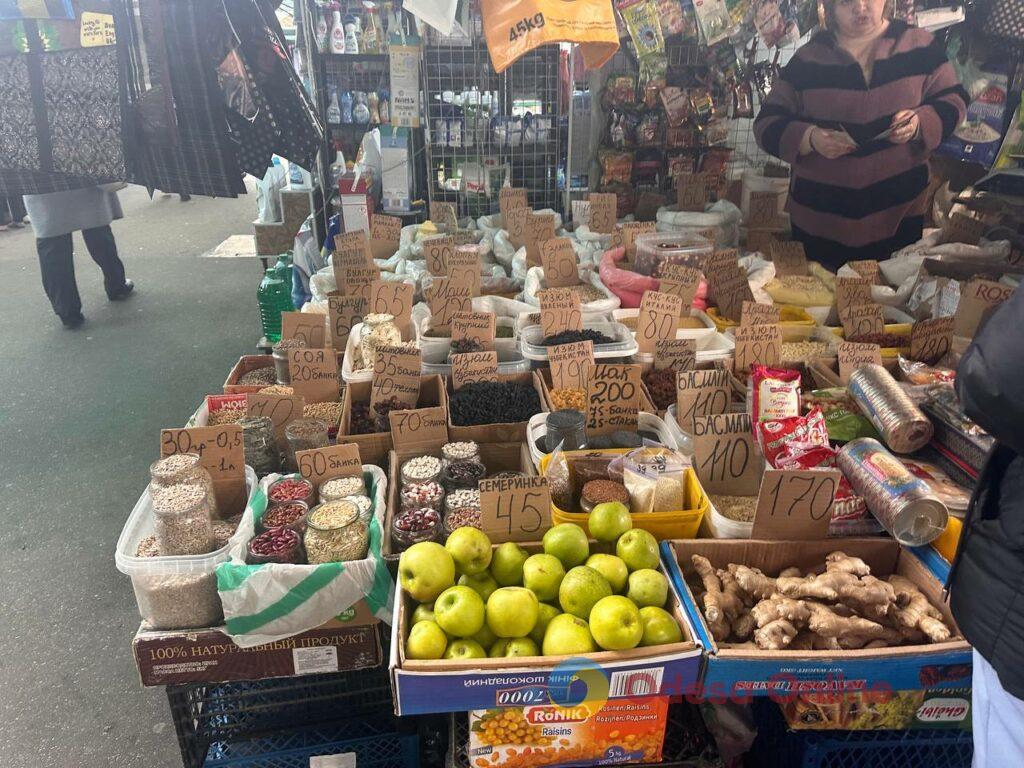 Шарон, грудинка та гриби: суботні ціни на одеському Привозі