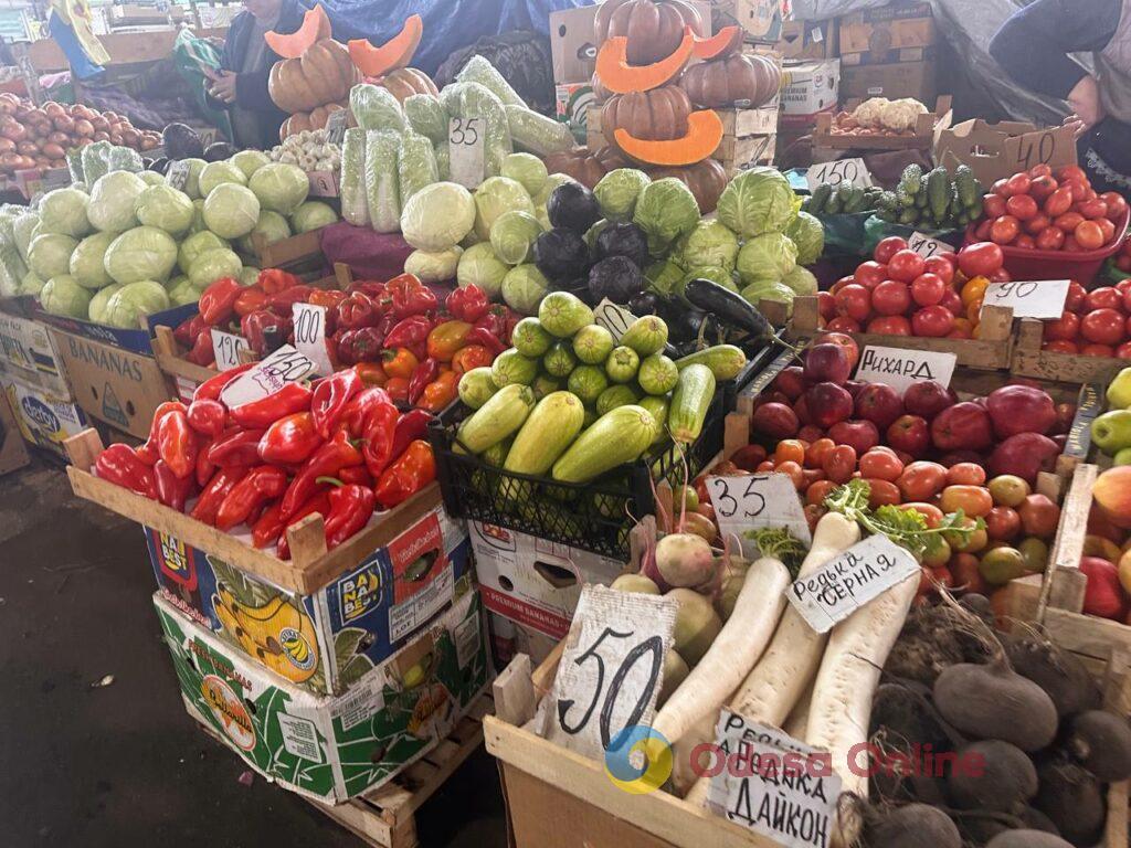 Шарон, грудинка та гриби: суботні ціни на одеському Привозі