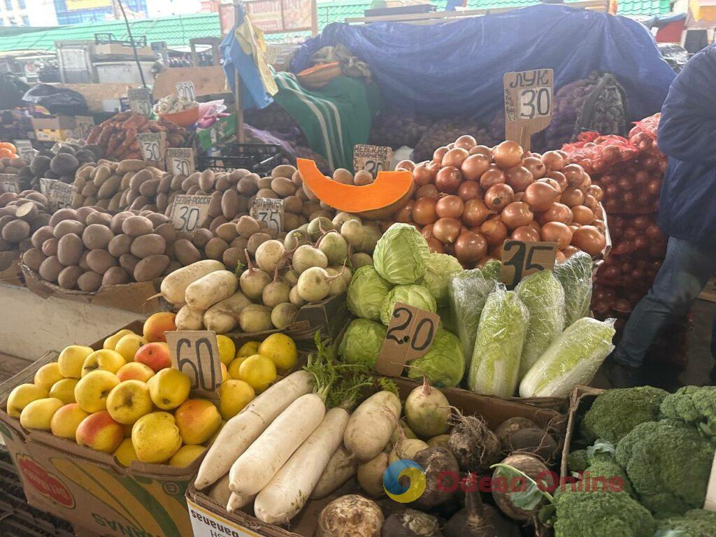 Шарон, грудинка та гриби: суботні ціни на одеському Привозі