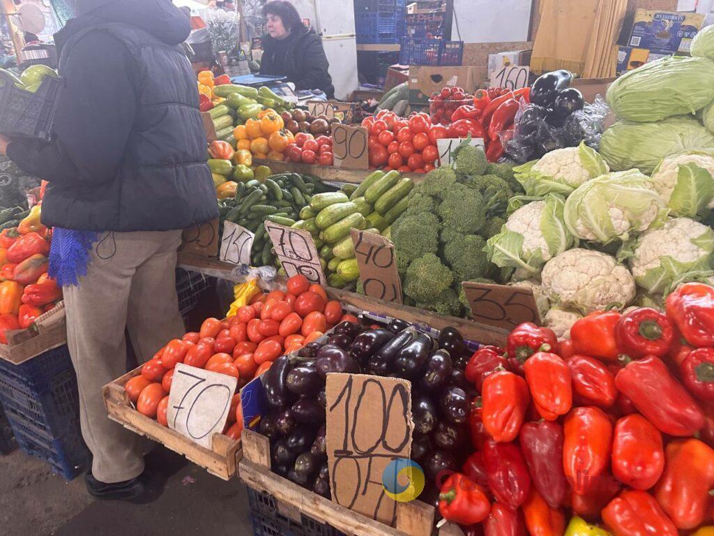 Шарон, грудинка та гриби: суботні ціни на одеському Привозі