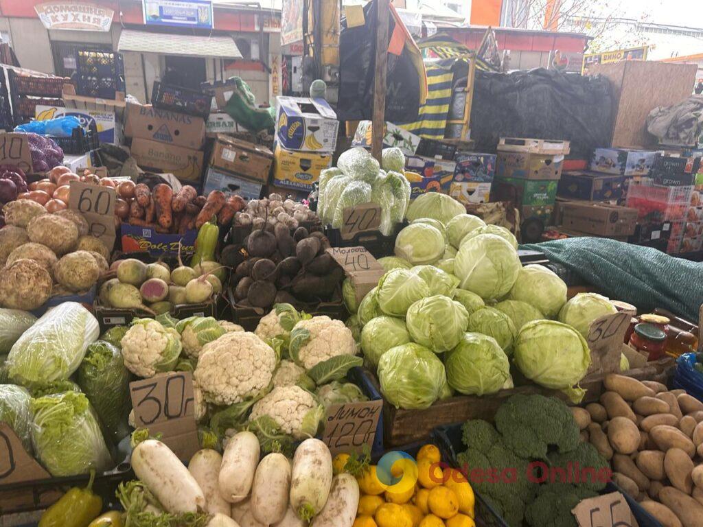 Шарон, грудинка та гриби: суботні ціни на одеському Привозі