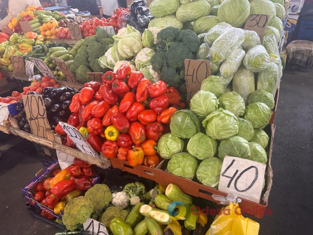 Шарон, грудинка та гриби: суботні ціни на одеському Привозі