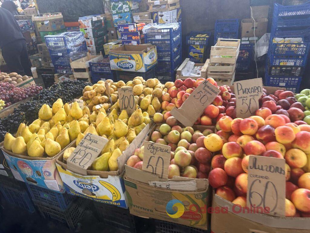 Шарон, грудинка та гриби: суботні ціни на одеському Привозі