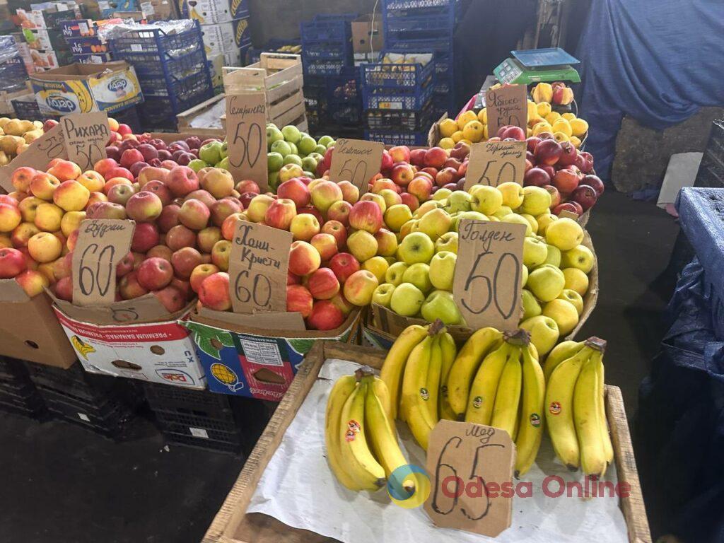 Шарон, грудинка та гриби: суботні ціни на одеському Привозі