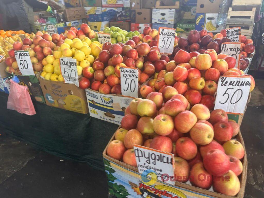 Шарон, грудинка та гриби: суботні ціни на одеському Привозі