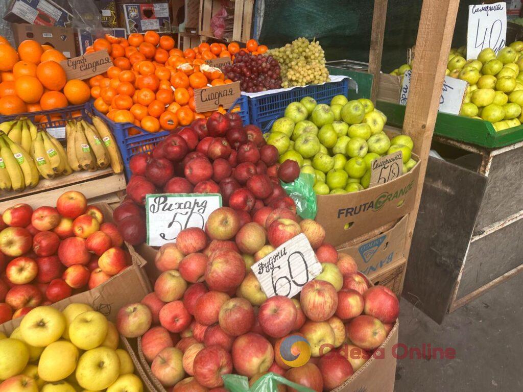 Шарон, грудинка та гриби: суботні ціни на одеському Привозі