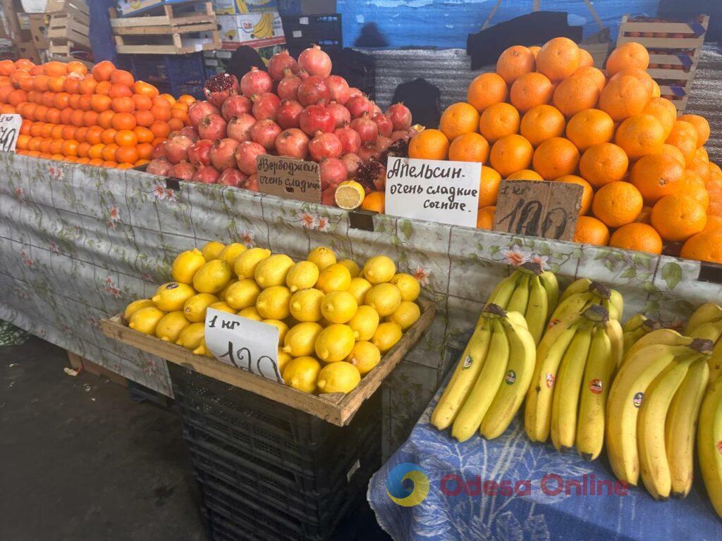 Шарон, грудинка та гриби: суботні ціни на одеському Привозі