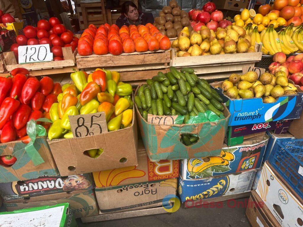 Шарон, грудинка та гриби: суботні ціни на одеському Привозі