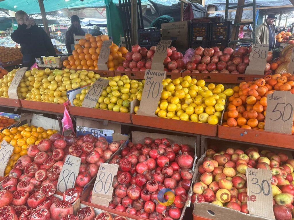 Шарон, грудинка та гриби: суботні ціни на одеському Привозі