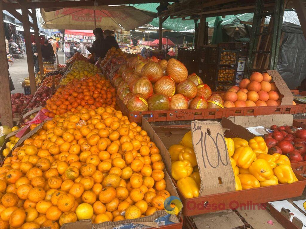 Шарон, грудинка та гриби: суботні ціни на одеському Привозі