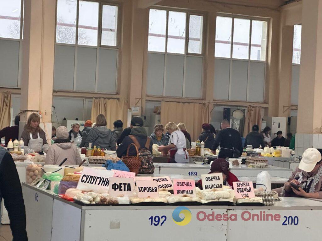 Шарон, грудинка та гриби: суботні ціни на одеському Привозі