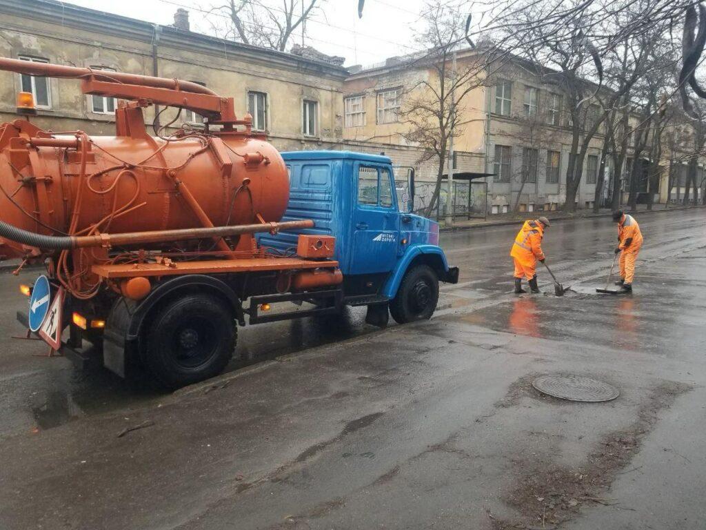 В Одесі чистять дощоприймачі: водіїв закликають не заважати роботі бригад