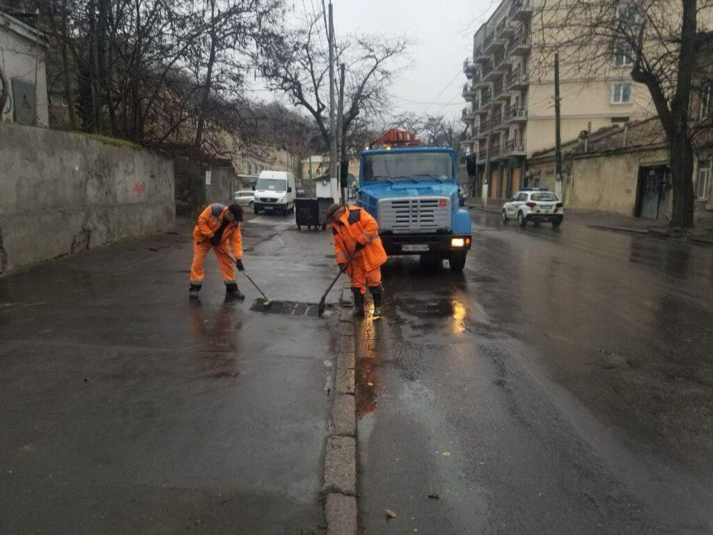 В Одесі чистять дощоприймачі: водіїв закликають не заважати роботі бригад