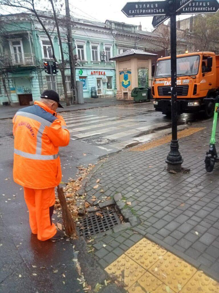 В Одесі чистять дощоприймачі: водіїв закликають не заважати роботі бригад