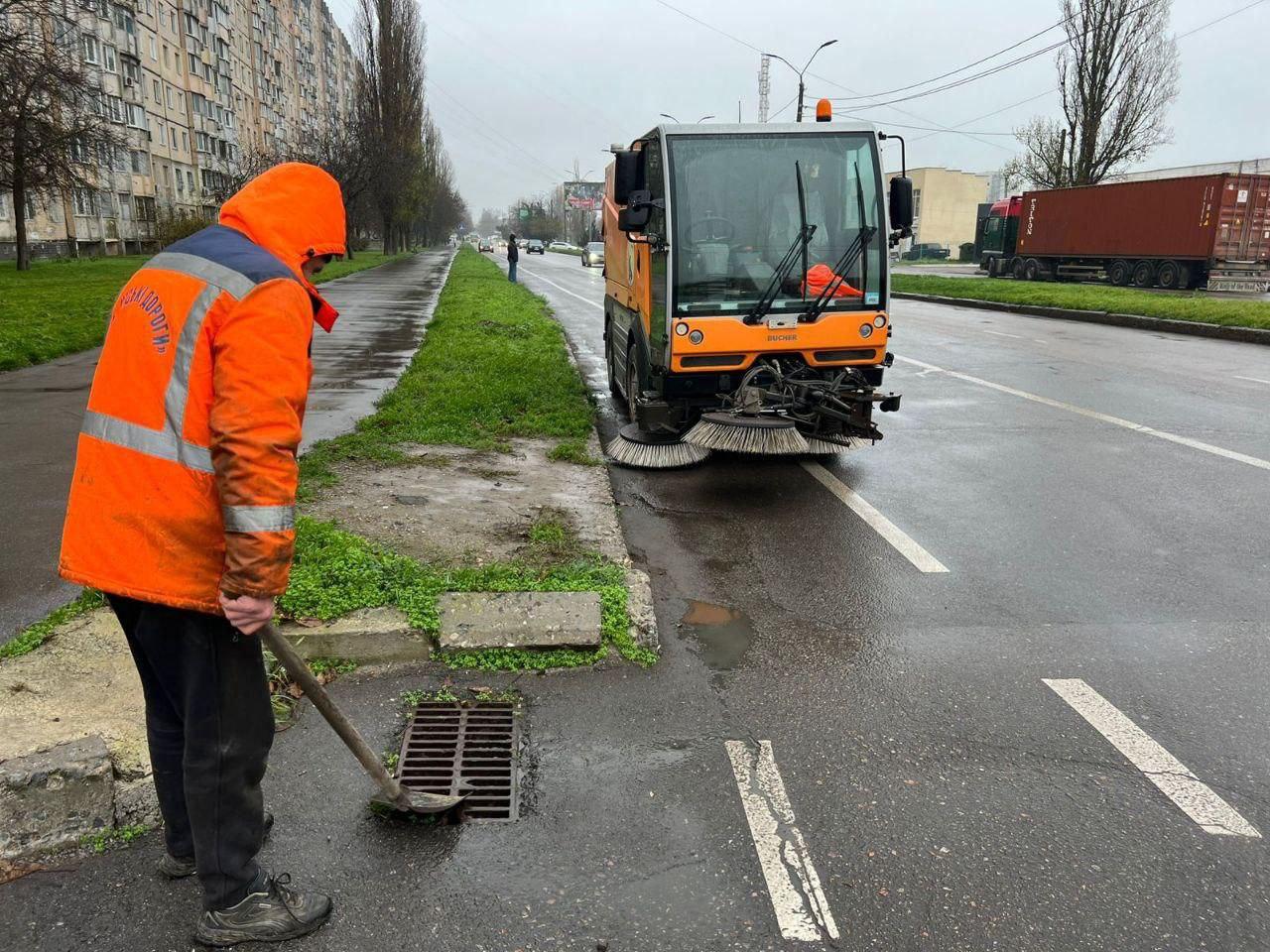 В Одесі чистять дощоприймачі: водіїв закликають не заважати роботі бригад