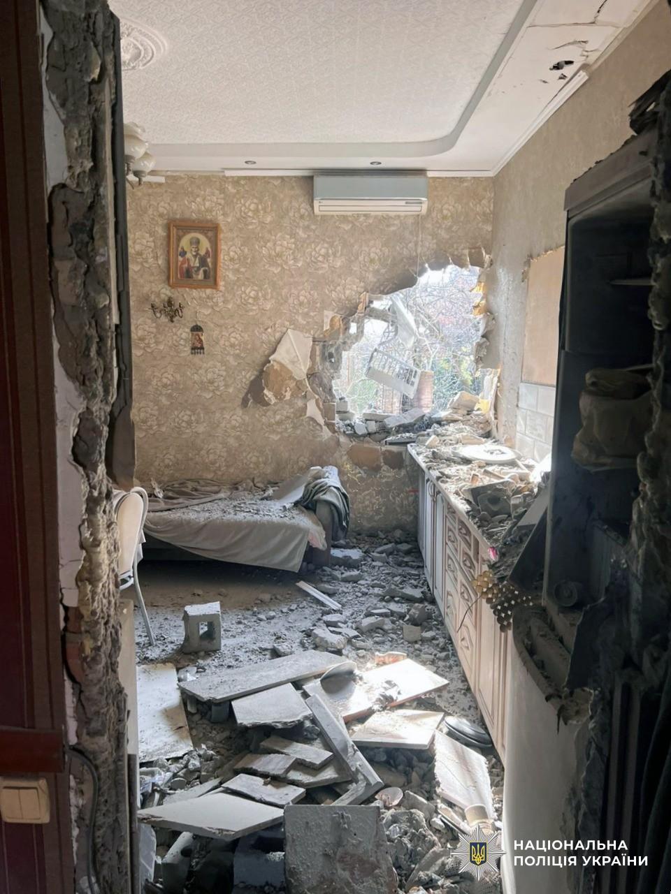 Трое людей погибли и девять пострадали в результате российских атак по Херсонской области Трое людей погибли и девять пострадали в результате российских атак по Херсонской области