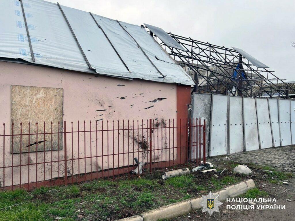 На Херсонщині російськи удари поранили двох дорослих та дитину, пошкодили 45 об’єктів На Херсонщині російськи удари поранили двох дорослих та дитину, пошкодили 45 об’єктів