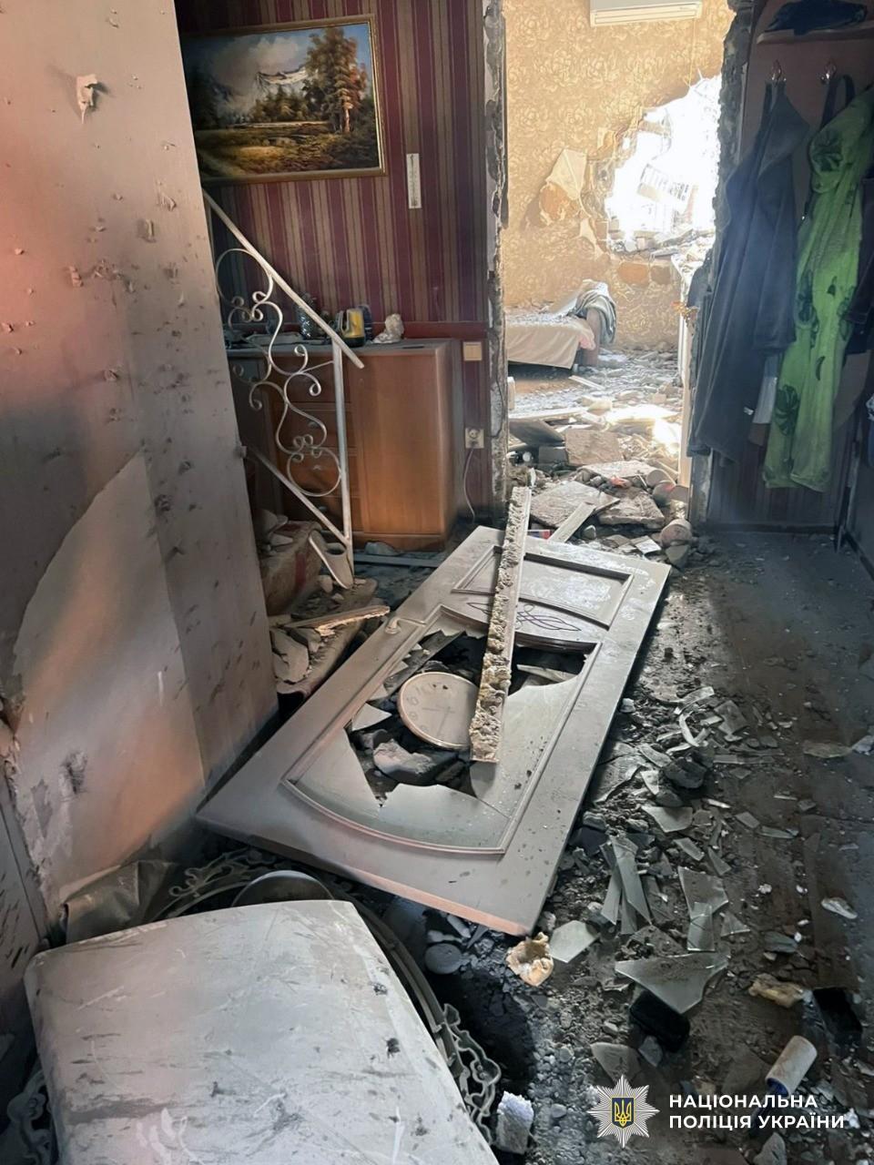 Трое людей погибли и девять пострадали в результате российских атак по Херсонской области Трое людей погибли и девять пострадали в результате российских атак по Херсонской области