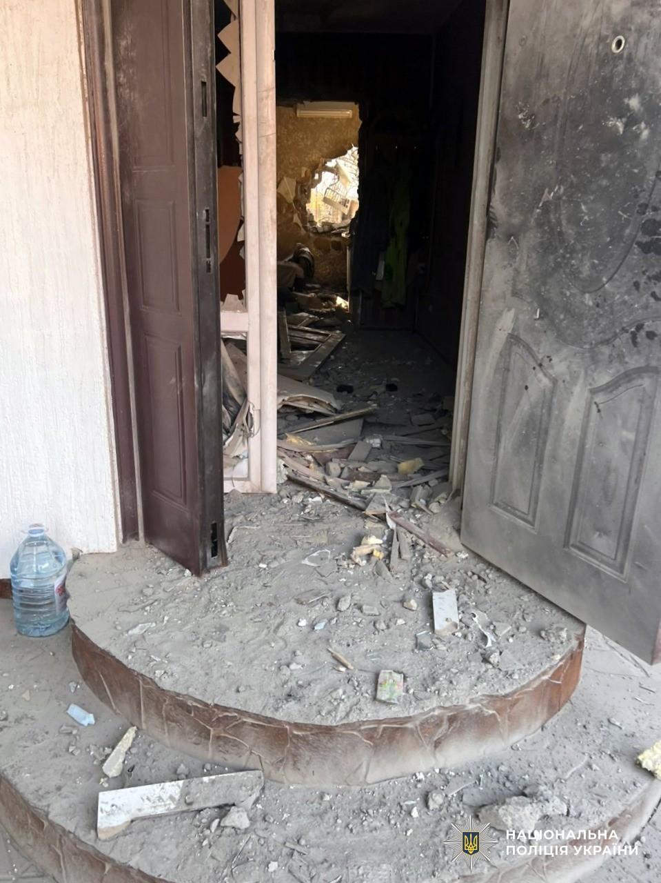 Трое людей погибли и девять пострадали в результате российских атак по Херсонской области Трое людей погибли и девять пострадали в результате российских атак по Херсонской области