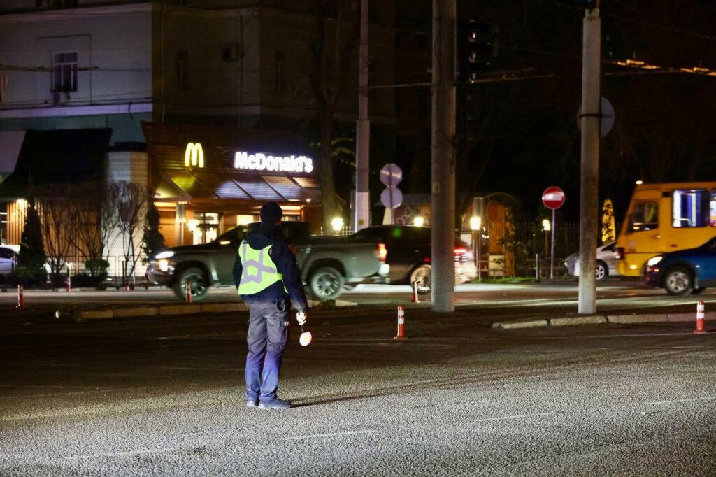 Життя в темряві: одесити адаптуються до умов затяжного блекауту Жизнь в темноте: одесситы адаптируются к условиям затяжного блэкаута