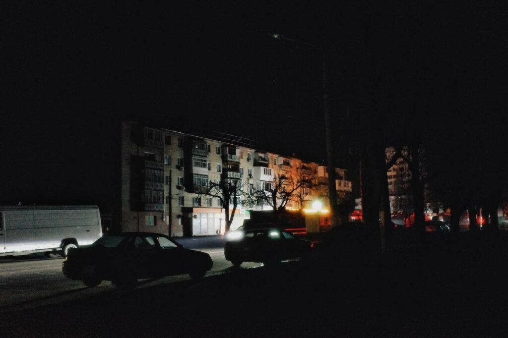 Життя в темряві: одесити адаптуються до умов затяжного блекауту Жизнь в темноте: одесситы адаптируются к условиям затяжного блэкаута