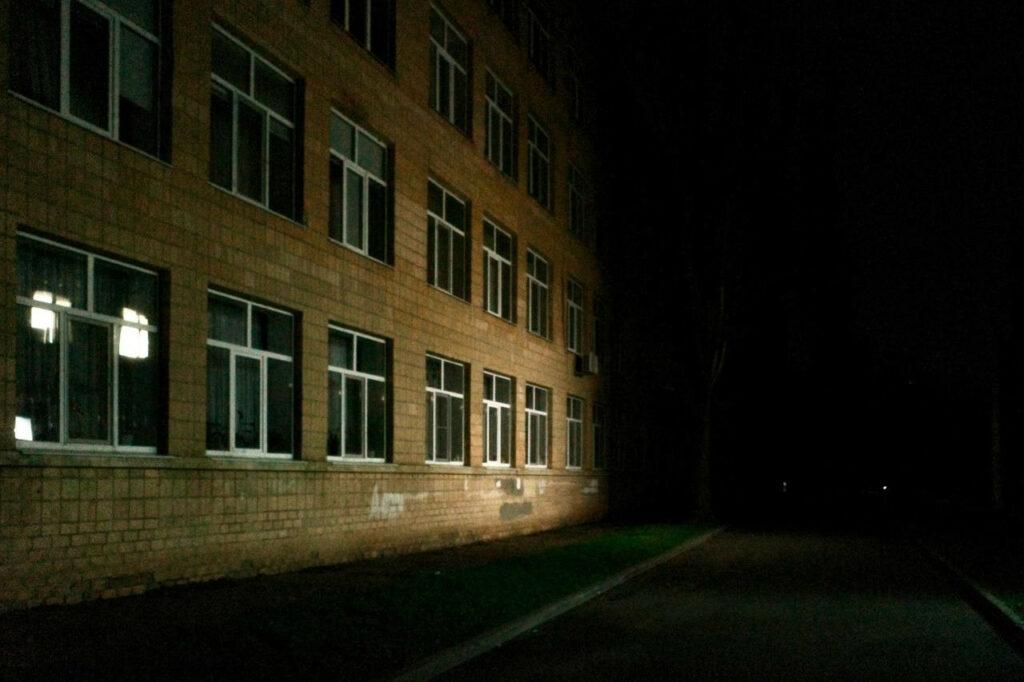 Життя в темряві: одесити адаптуються до умов затяжного блекауту Жизнь в темноте: одесситы адаптируются к условиям затяжного блэкаута