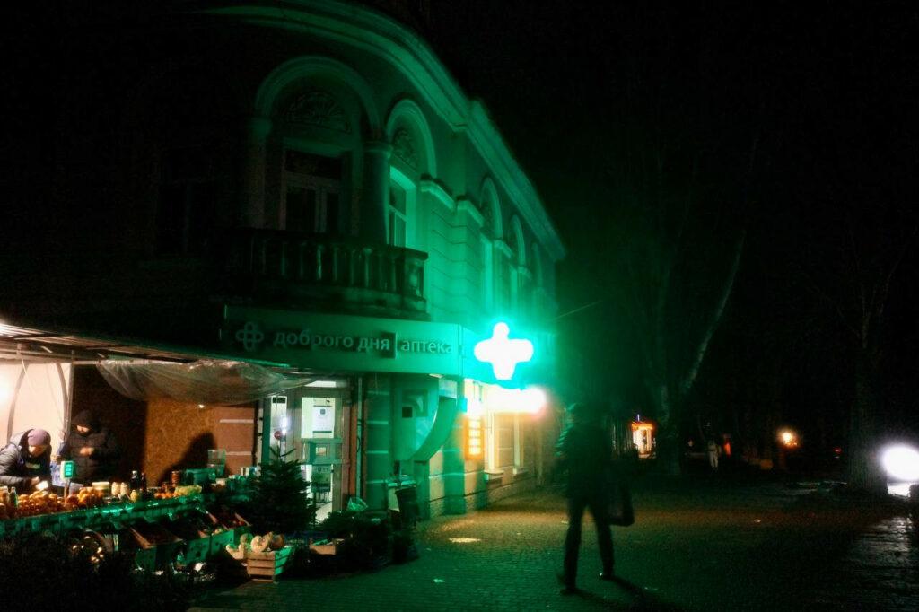 Життя в темряві: одесити адаптуються до умов затяжного блекауту Жизнь в темноте: одесситы адаптируются к условиям затяжного блэкаута