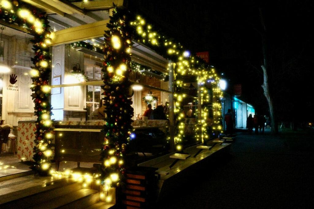 Життя в темряві: одесити адаптуються до умов затяжного блекауту Жизнь в темноте: одесситы адаптируются к условиям затяжного блэкаута