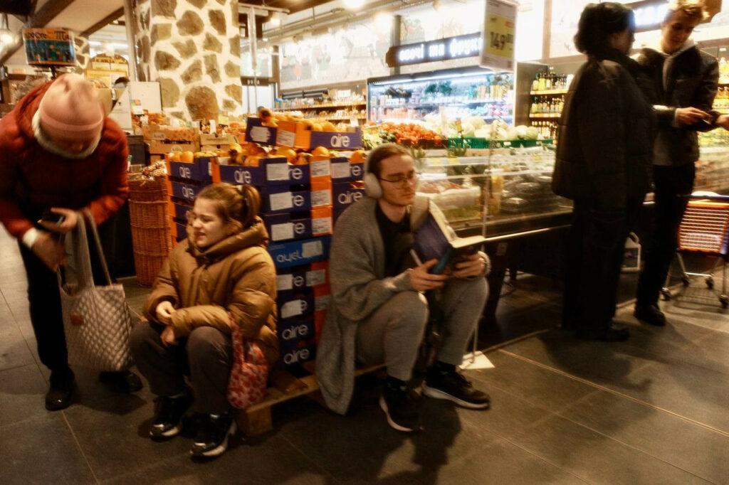 Життя в темряві: одесити адаптуються до умов затяжного блекауту Жизнь в темноте: одесситы адаптируются к условиям затяжного блэкаута