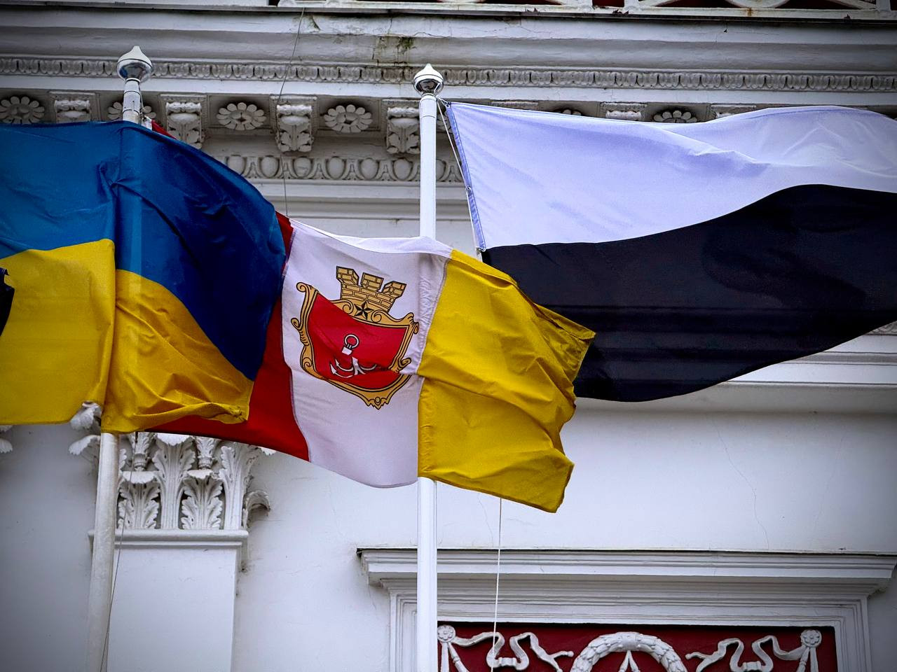 В Одесі розгорнули Прапор надії на підтримку полонених і зниклих безвісти (фото)