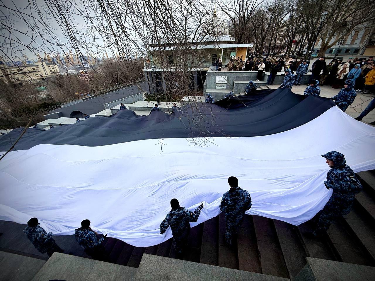 В Одесі розгорнули Прапор надії на підтримку полонених і зниклих безвісти (фото)