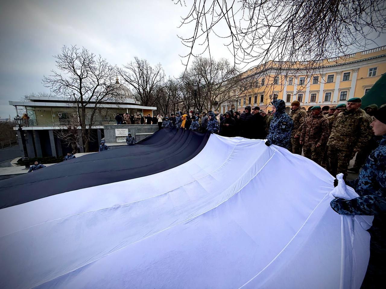 В Одесі розгорнули Прапор надії на підтримку полонених і зниклих безвісти (фото)