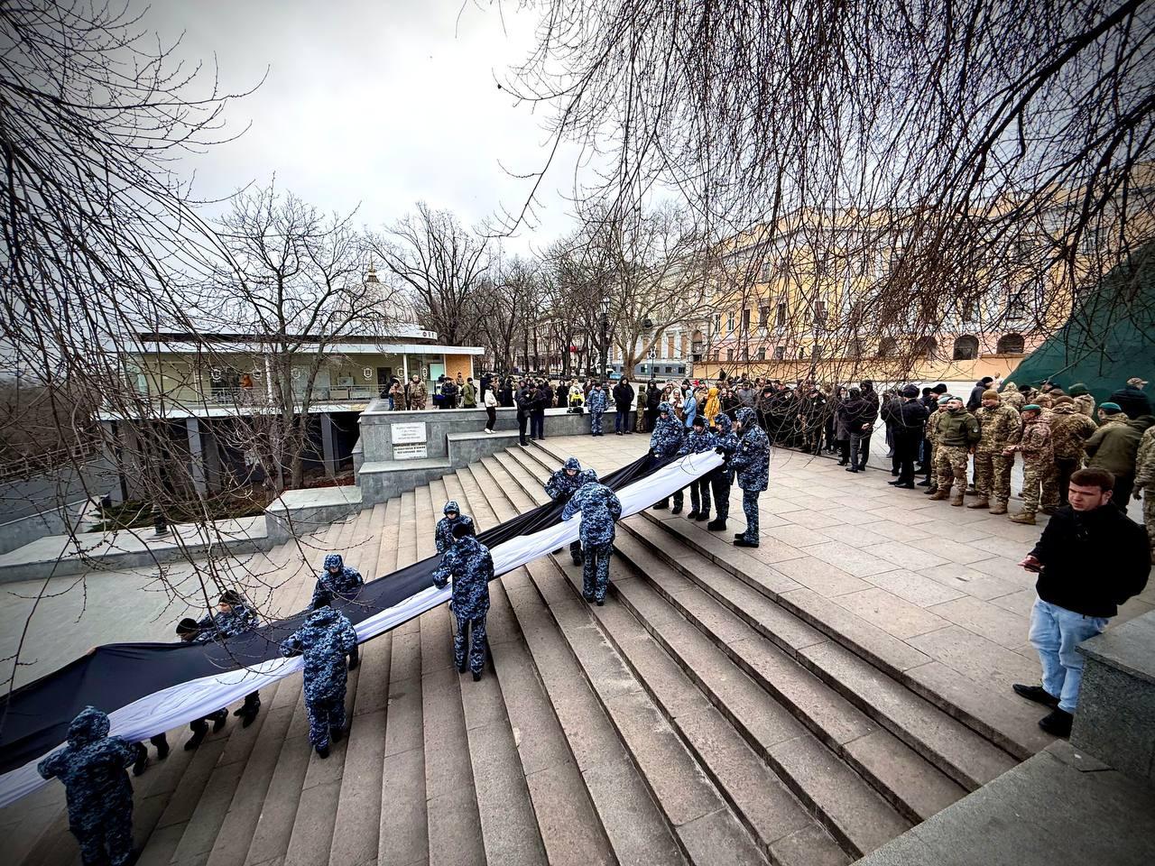 В Одесі розгорнули Прапор надії на підтримку полонених і зниклих безвісти (фото)