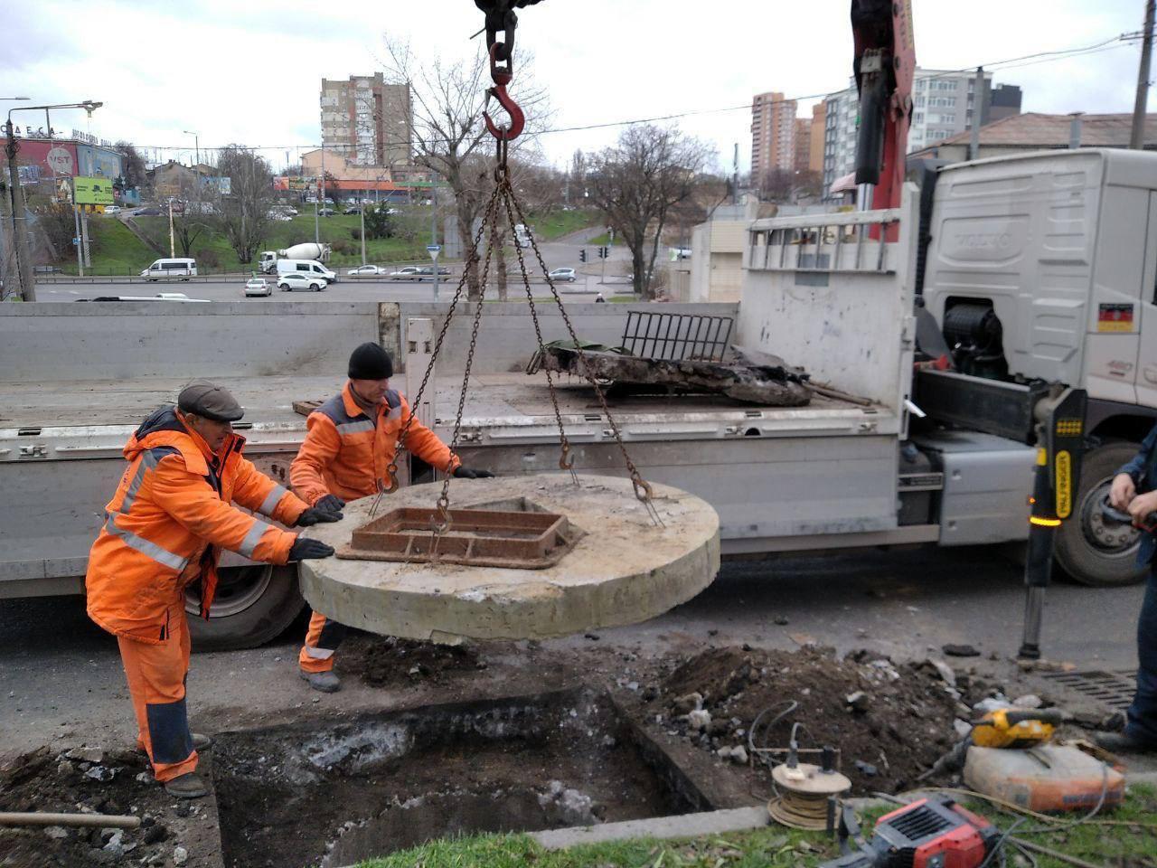 В Одессе возле Автовокзала отремонтировали дождеприемник (фото)