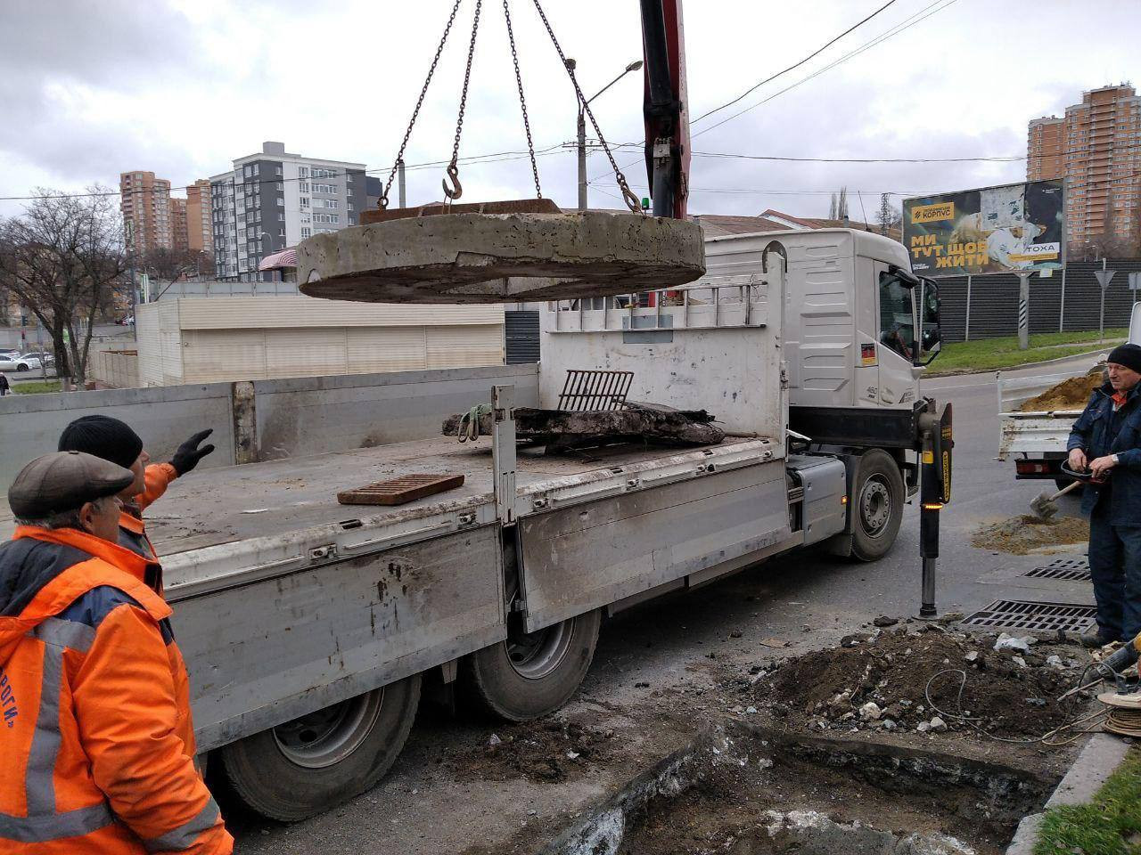 В Одессе возле Автовокзала отремонтировали дождеприемник (фото)