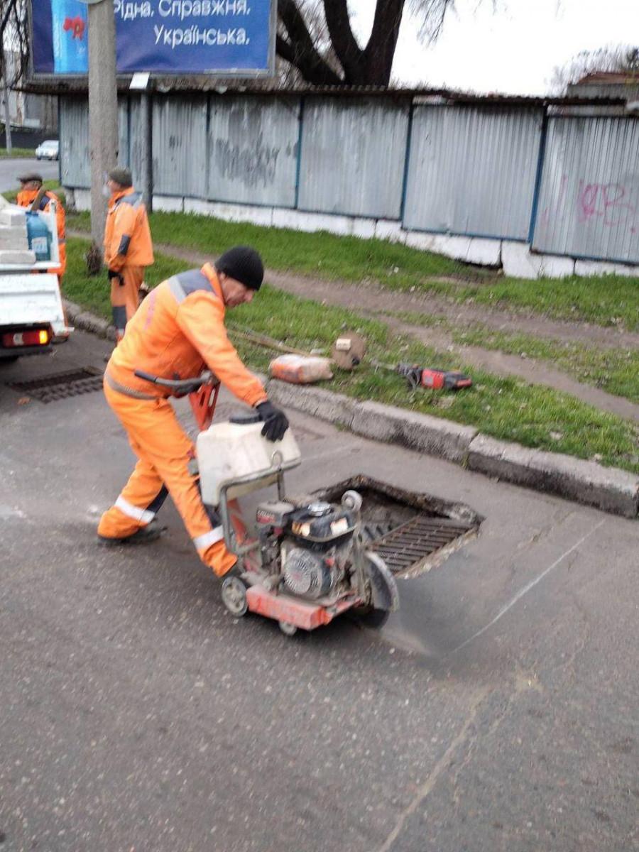 В Одессе возле Автовокзала отремонтировали дождеприемник (фото)