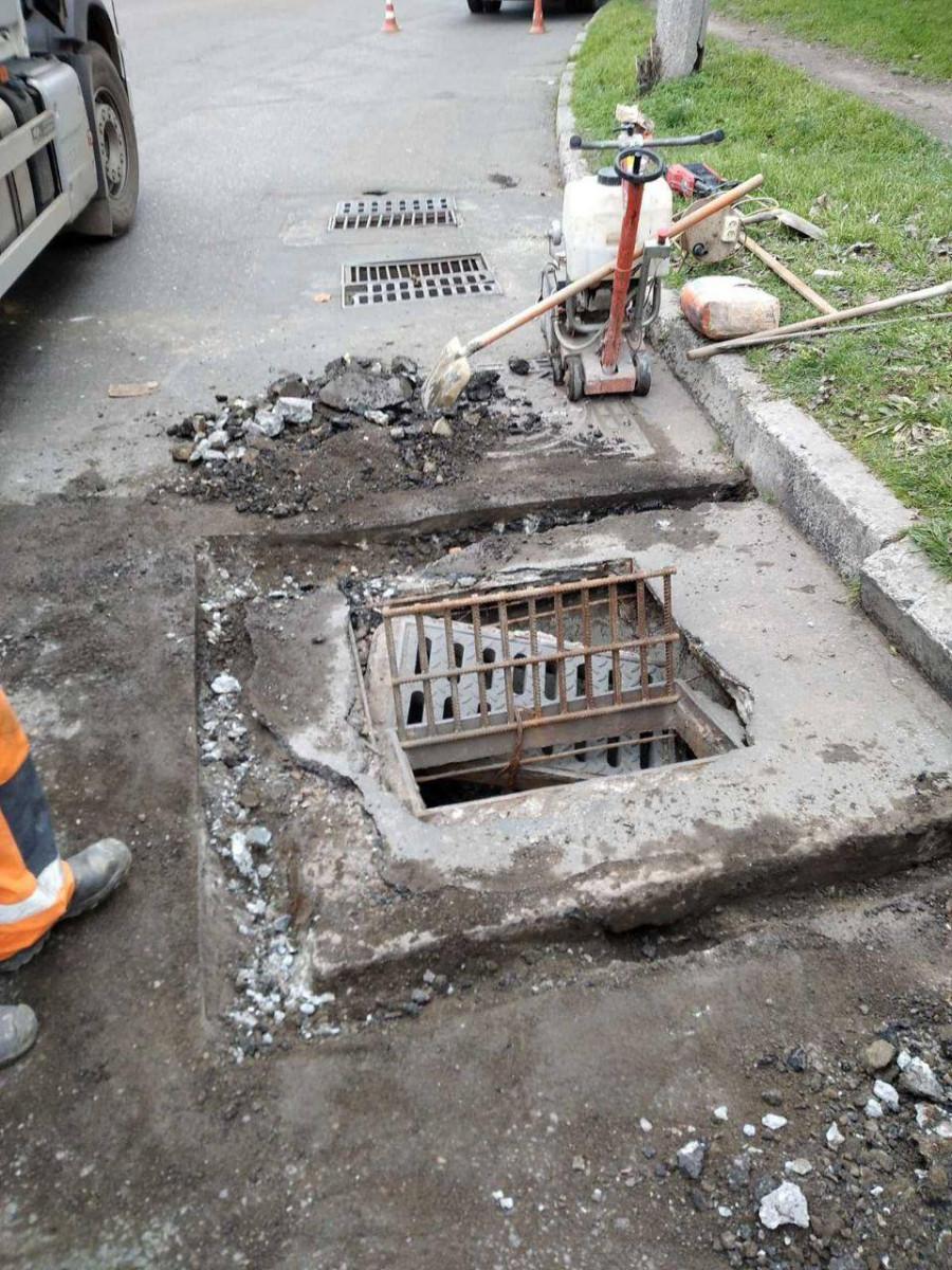 В Одессе возле Автовокзала отремонтировали дождеприемник (фото)