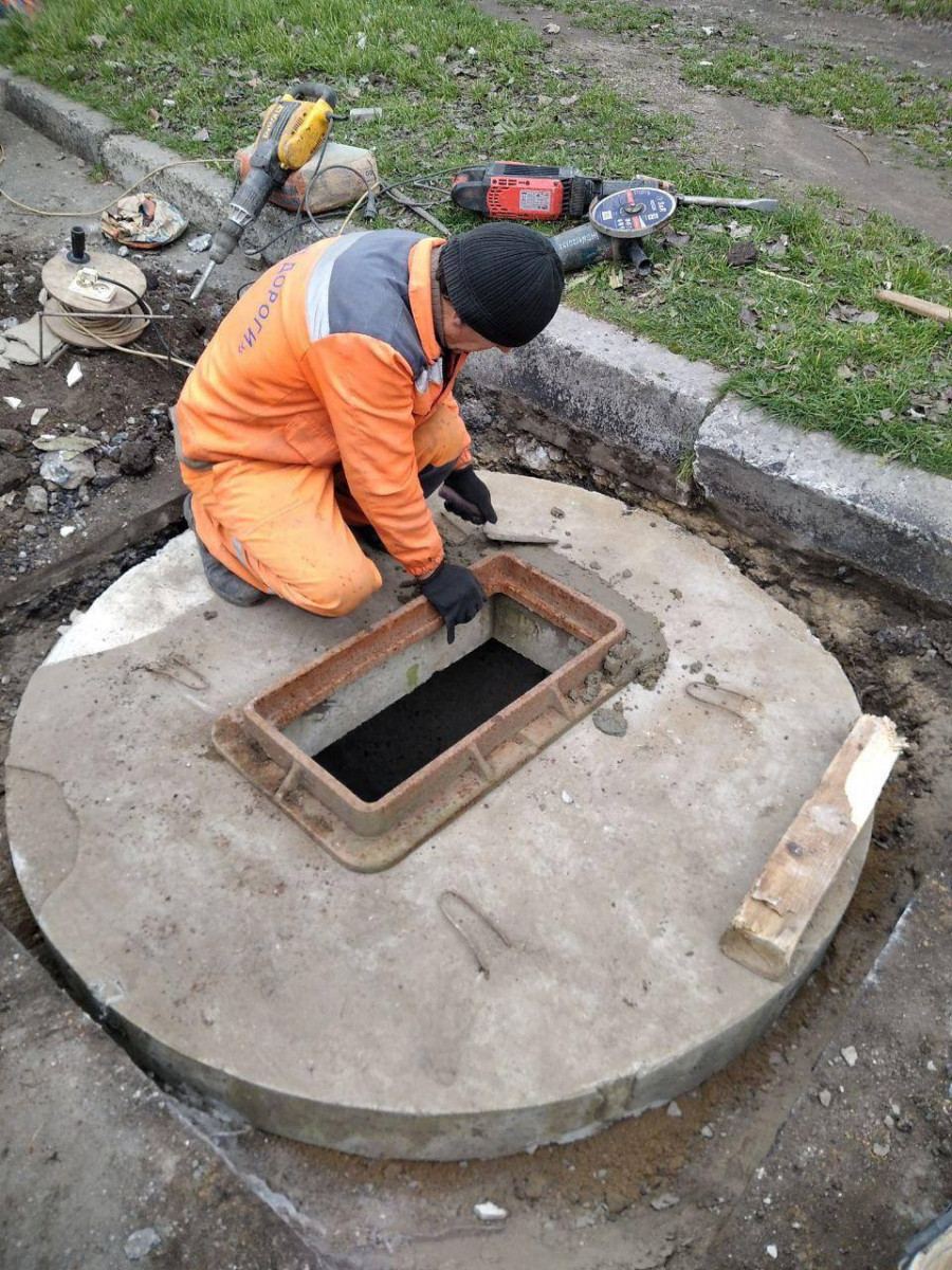 В Одессе возле Автовокзала отремонтировали дождеприемник (фото)