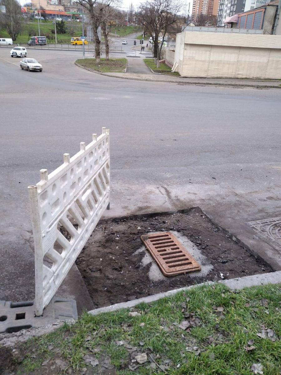 В Одессе возле Автовокзала отремонтировали дождеприемник (фото)