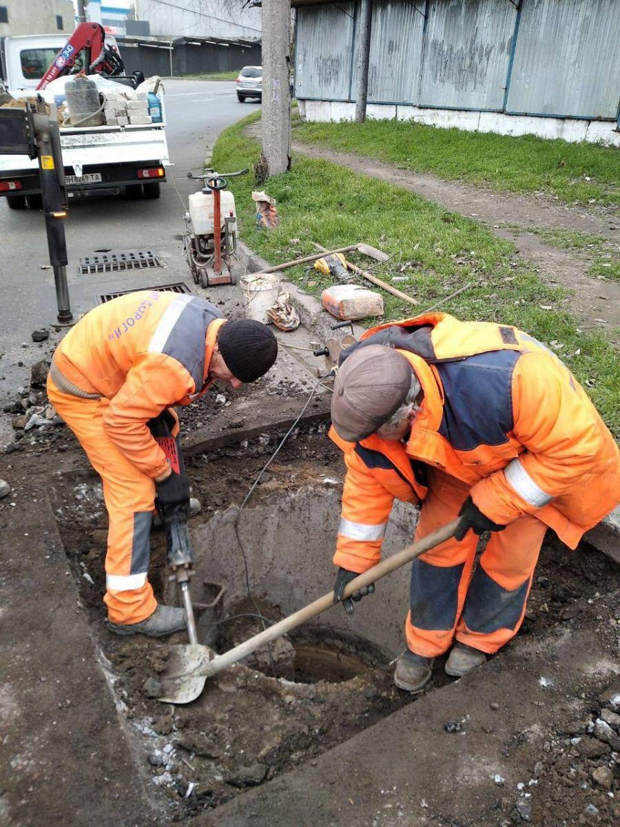В Одессе возле Автовокзала отремонтировали дождеприемник (фото)