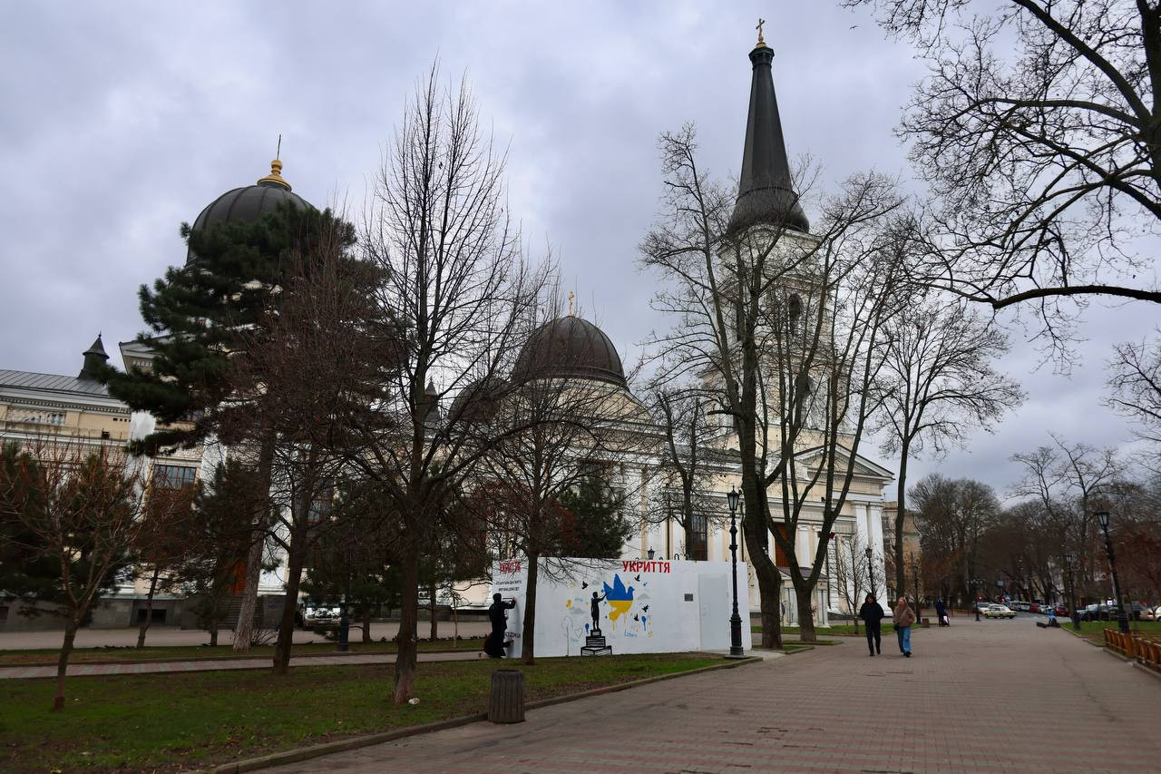 На Соборній площі в Одесі встановили мобільне укриття (фото)