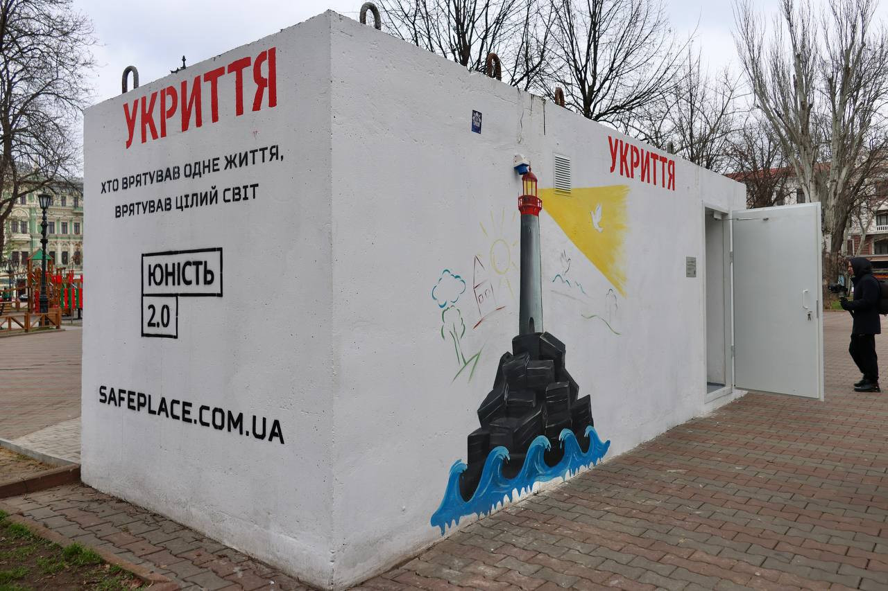 На Соборній площі в Одесі встановили мобільне укриття (фото)