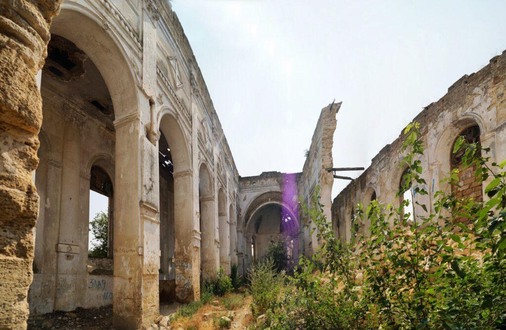 Від величі до руїн: доля німецького костелу 19 століття в селі на Одещині От величия до руин: судьба немецкого костёла 19 века в селе Одесской области